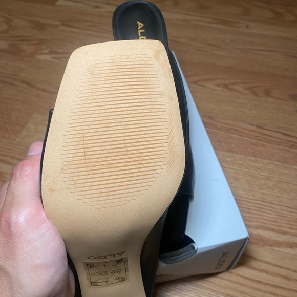 Square toe open toe heel. Size 9 mule style - Picture 5 of 5